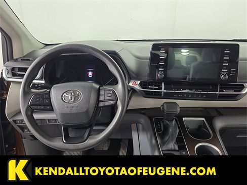 Used 2023 Toyota Sienna LE image 9