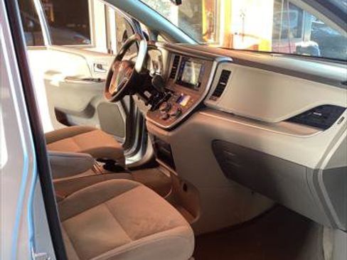 Used 2015 Toyota Sienna LE image 18