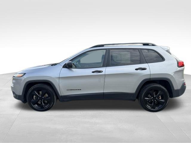 Used 2017 Jeep Cherokee Sport FWD image 4
