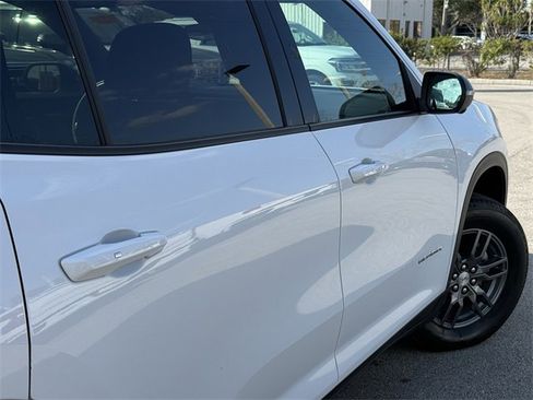 Used 2025 GMC Acadia Elevation image 9