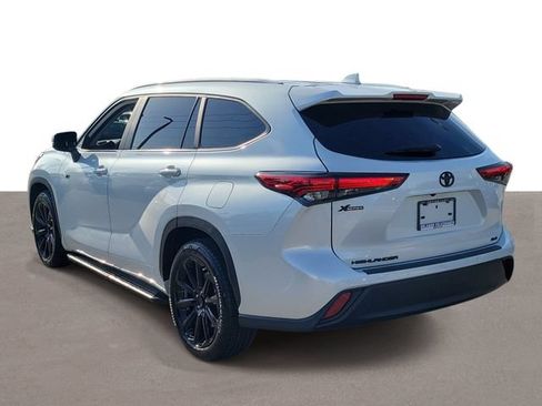 Used 2023 Toyota Highlander XLE FWD image 3