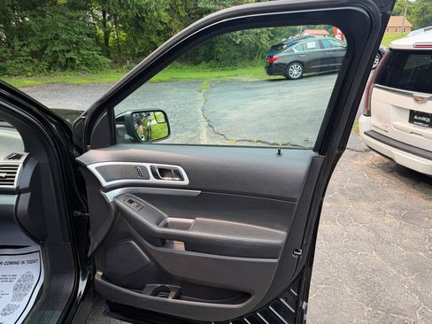Used 2014 Ford Explorer XLT w/ Equipment Group 202A AWD/4WD image 29