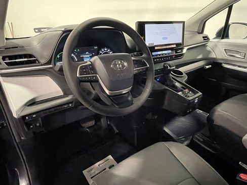 Used 2025 Toyota Sienna XLE image 16