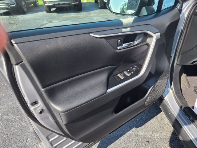 Used 2021 Toyota RAV4 XLE AWD/4WD image 21