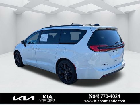 Used 2025 Chrysler Pacifica Limited FWD image 5