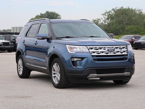 Used 2019 Ford Explorer XLT w/ Equipment Group 202A AWD/4WD image 4