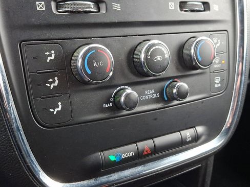 Used 2019 Dodge Grand Caravan SE image 16