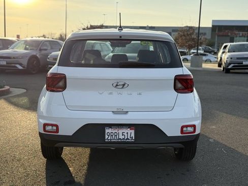 Certified 2025 Hyundai Venue SE image 6