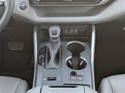Used 2022 Toyota Highlander XLE image 18
