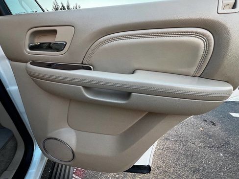 Used 2014 Cadillac Escalade Premium image 18