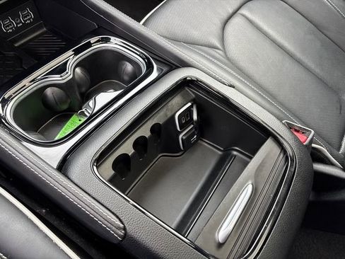 Used 2025 Chrysler Pacifica Limited image 24