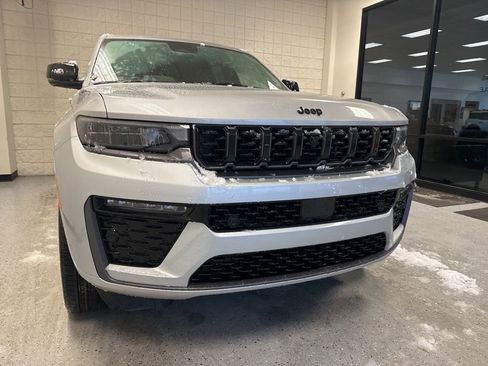New 2026 Jeep Grand Cherokee Limited AWD/4WD image 9