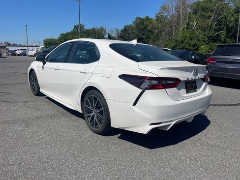 Used 2021 Toyota Camry SE w/ Cold Weather Package FWD image 3
