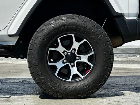 Used 2019 Jeep Wrangler Unlimited Sahara image 3