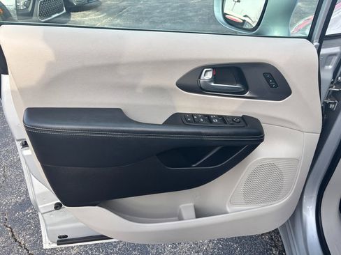 Used 2022 Chrysler Pacifica Touring-L AWD/4WD image 12
