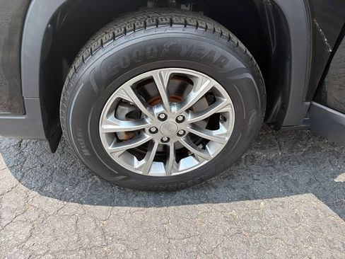 Used 2019 Jeep Cherokee Latitude Plus w/ Cold Weather Group AWD/4WD image 22
