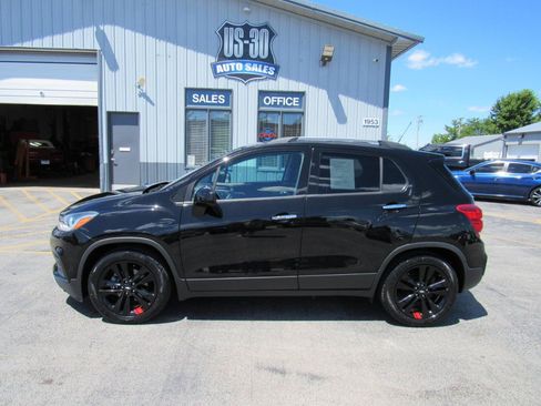 Used 2018 Chevrolet Trax LT w/ Sun & Sound Package FWD image 3