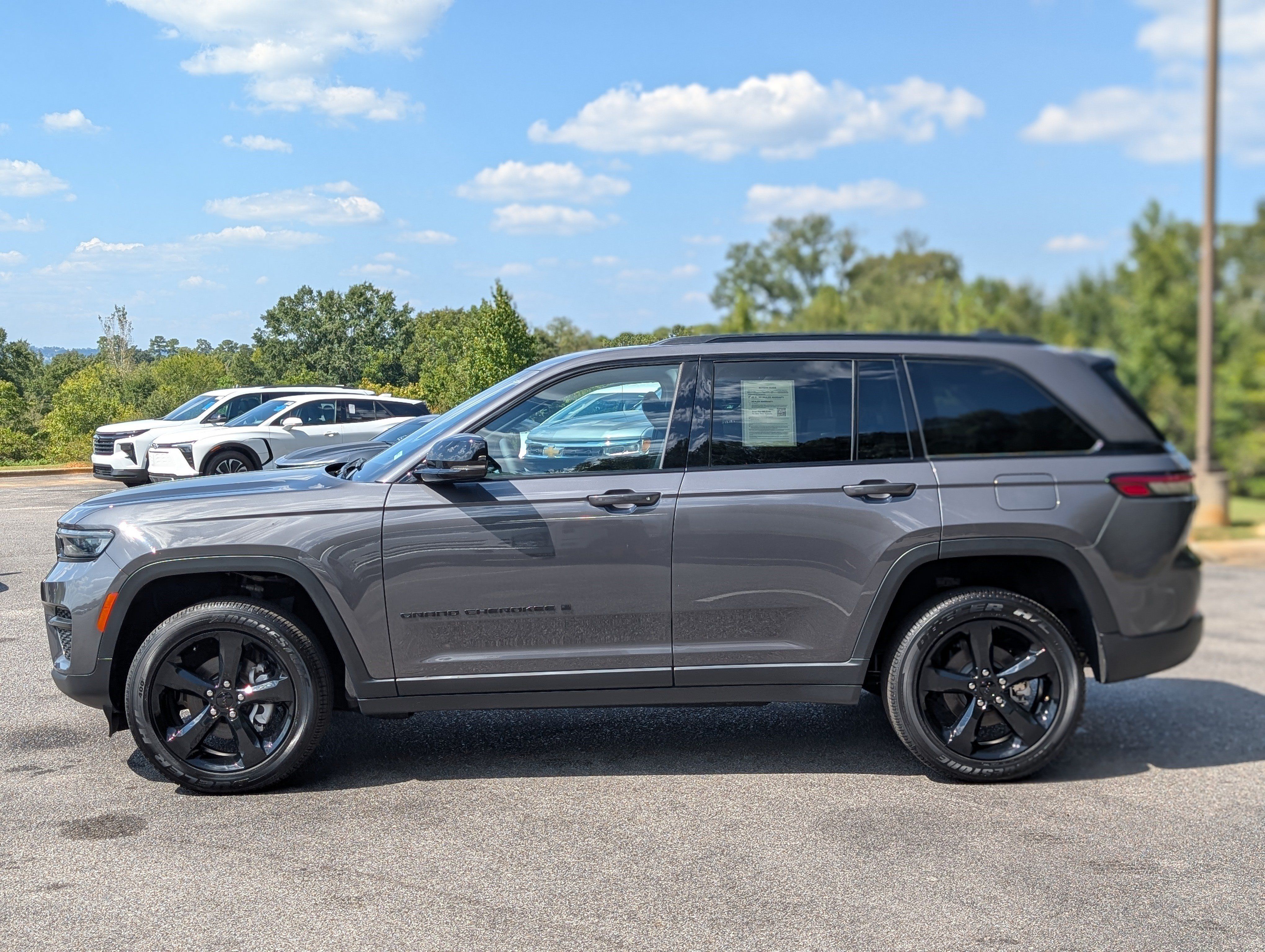 Used 2024 Jeep Grand Cherokee Altitude RWD image 6