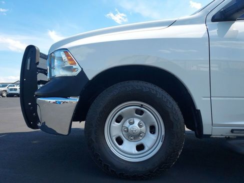 Used 2022 RAM 1500 4x4 Crew Cab Classic w/ Chrome Appearance Group image 16