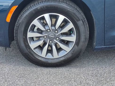 Used 2022 Chrysler Pacifica Touring-L FWD image 9