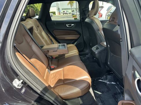 Used 2021 Volvo XC60 T5 Momentum w/ Advanced Package FWD image 25