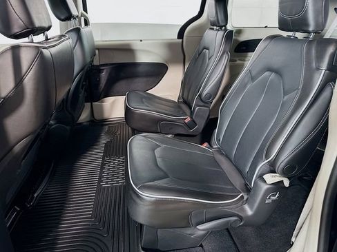 Used 2023 Chrysler Pacifica Limited AWD/4WD image 18