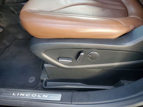 Certified 2022 Lincoln Nautilus Reserve w/ Equipment Group 201A image 19