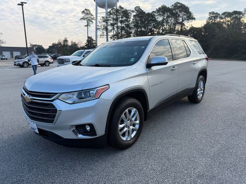 Used 2021 Chevrolet Traverse LT image 1