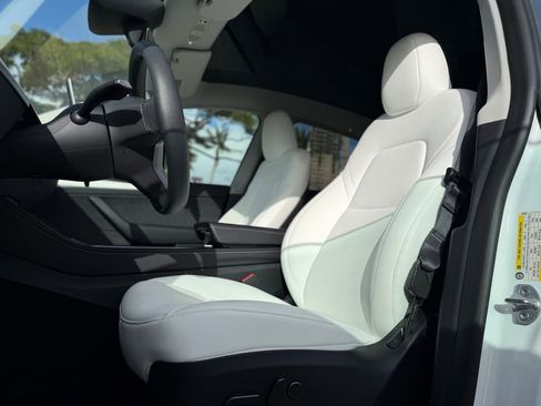 Used 2024 Tesla Model Y Performance image 9