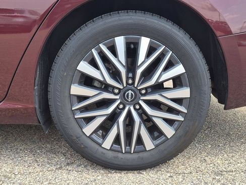 Used 2025 Nissan Altima 2.5 SV FWD image 11