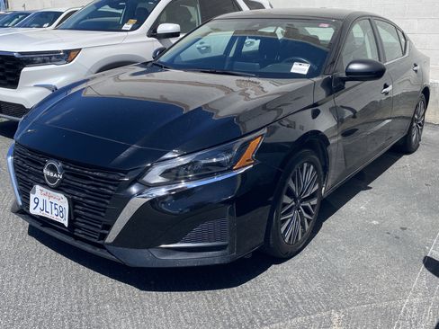 Used 2024 Nissan Altima 2.5 SV image 2