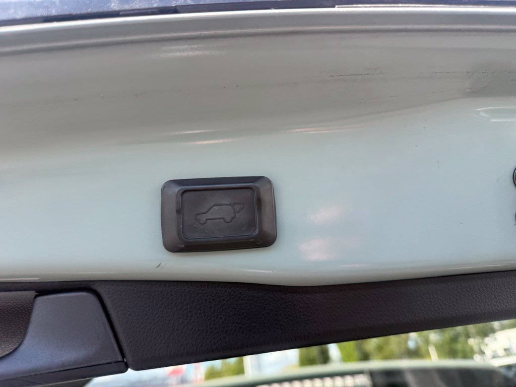 Used 2021 Toyota RAV4 XLE w/ Convenience Package AWD/4WD image 19