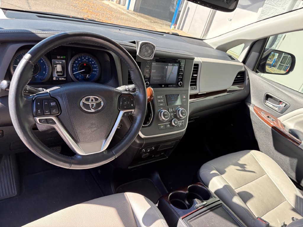 Used 2020 Toyota Sienna Limited Premium w/ Carpet Mat Package FWD image 17