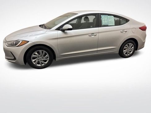 Used 2018 Hyundai Elantra SE w/ Cargo Package FWD image 9
