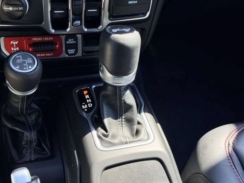 Used 2025 Jeep Wrangler Unlimited Rubicon AWD/4WD image 8