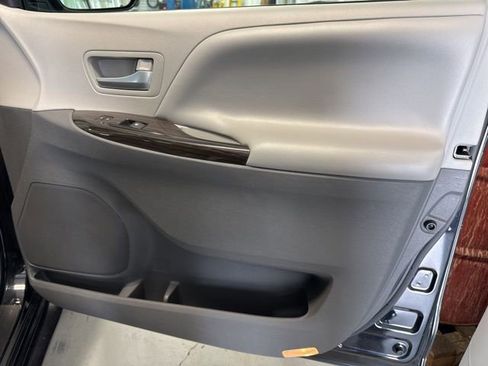 Used 2017 Toyota Sienna XLE w/ XLE Navigation Package image 31