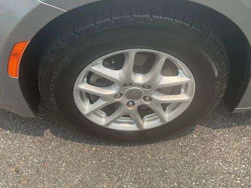 Used 2020 Chrysler Pacifica Touring-L FWD image 9