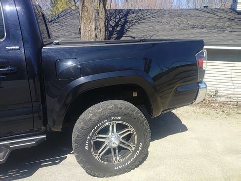 Used 2022 Toyota Tacoma SR5 AWD/4WD image 4