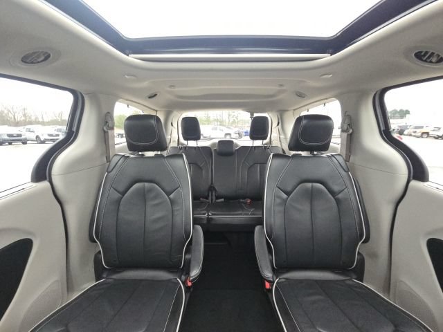 Used 2024 Chrysler Pacifica Limited FWD image 17