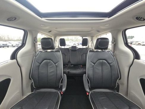 Used 2024 Chrysler Pacifica Limited image 17