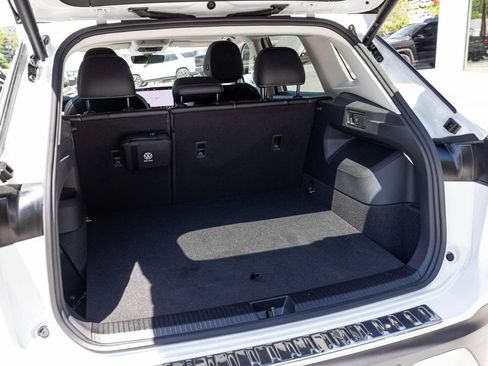 Used 2025 Volkswagen Tiguan SE AWD/4WD image 32