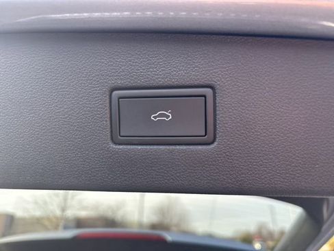 Used 2022 Volkswagen Tiguan SE image 36