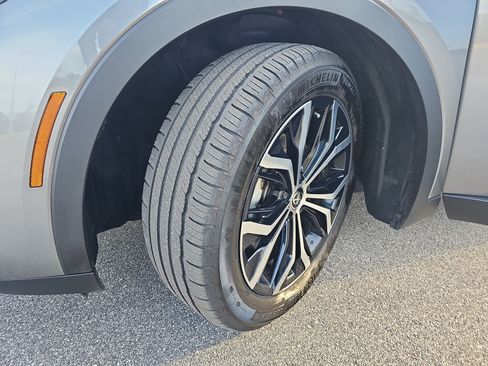 Used 2023 Toyota Crown Limited image 32