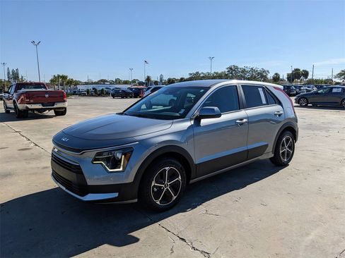 Used 2025 Kia Niro LX image 5