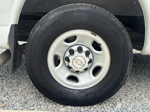 Used 2017 Chevrolet Express 2500 RWD image 7