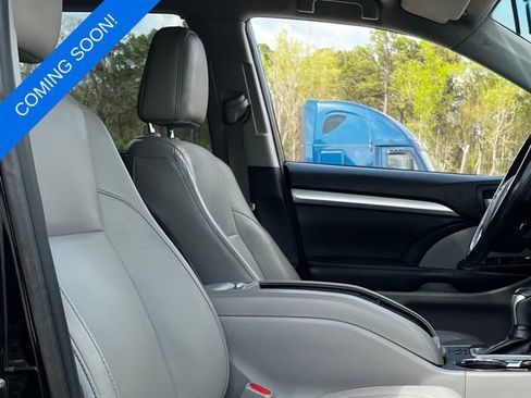 Used 2019 Toyota Highlander XLE image 3