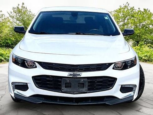 Used 2018 Chevrolet Malibu LT w/ Leather Package FWD image 3