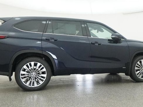 New 2026 Toyota Highlander Platinum image 26