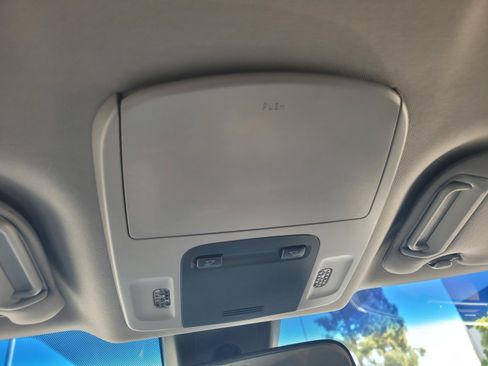 Used 2018 Toyota Camry SE FWD image 19