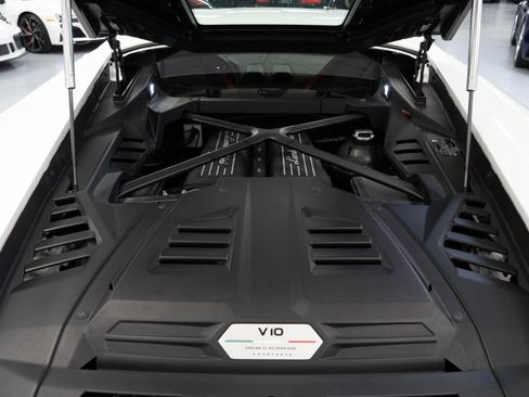 Used 2020 Lamborghini Huracan EVO image 21